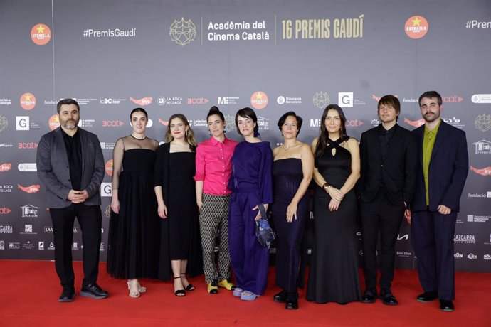 Archivo - El equipo de la película dirigida por Estíbaliz Urresola, '20.000 especies de abejas', posa durante el photocall de los XVI Premis Gaudí de cine, en Barcelona