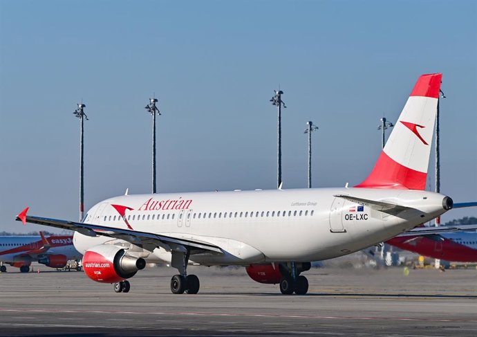 Archivo - FILED - 28 March 2022, Brandenburg, Schonefeld: A passenger aircraft of Austrian Airlines at Berlin-Brandenburg Capital Airport (BER). 