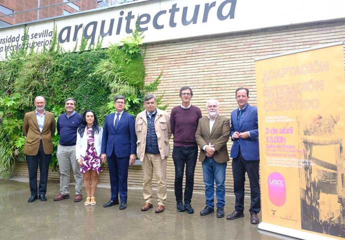 Foto de familia tras el encuentro informativo celebrado en la Escuela Técnica Superior de Arquitectura de la Universidad de Sevilla.