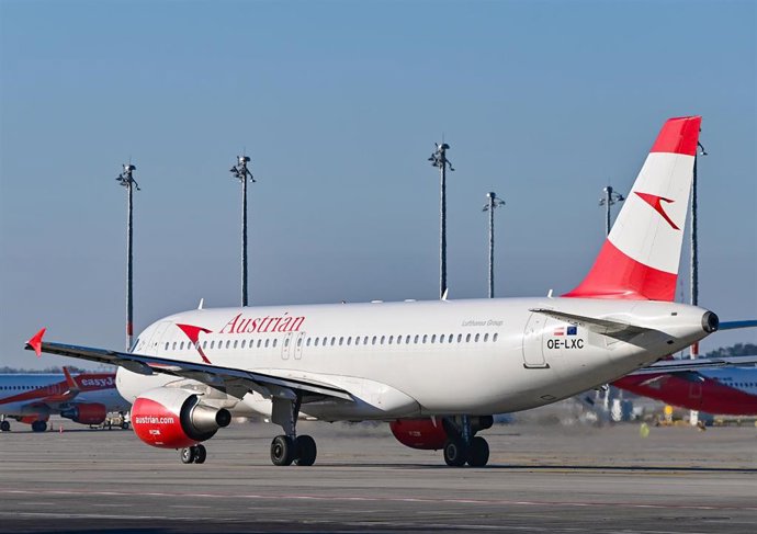 Archivo - FILED - 28 March 2022, Brandenburg, Schonefeld: A passenger aircraft of Austrian Airlines at Berlin-Brandenburg Capital Airport (BER). 