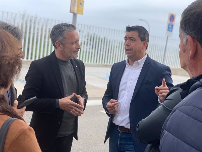 El secretario de Organización del PSOE y parlamentario, Rafael Recio, junto al portavoz socialista en el Ayuntamiento de Écija, Sergio Gómez, a las puertas del centro hospitalario.