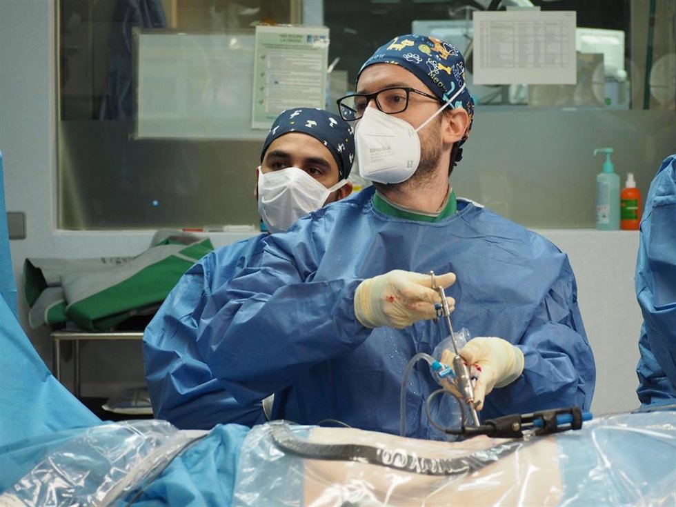 El doctor Martín Gallego en una operación endoscópica de hernia lumbar en el Hospital Vithas Vigo