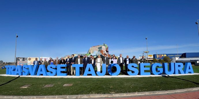 Imagen de la inauguración del letrero con el nombre del trasvase