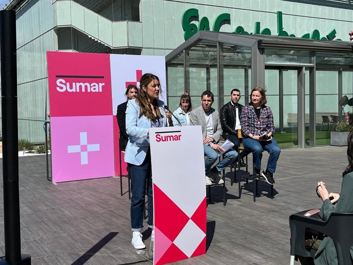 La candidata de Sumar a lehendakari, Alba García, ha participado en Vitoria-Gasteiz junto al cabeza de lista por Álava, Jon Hernández, y la coportavoz de Berdeak Equo, Carmen Muñoz, en la presentación de las medidas del programa electoral