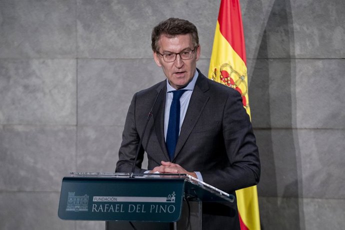 El presidente del Partido Popular, Alberto Núñez Feijóo, clausura el encuentro sobre la fragilidad de la democracia en tiempos de populismo y polarización, en la Fundación Rafael del Pino, a 2 de abril de 2024, en Madrid (España). El encuentro se titula '
