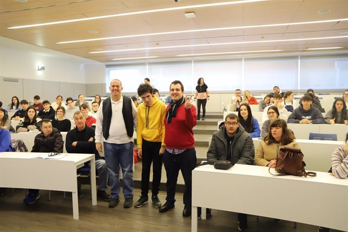 Jóvenes con autismo se convierten en docentes por un día en la Universidad Loyola.