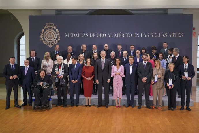 Los Reyes de España, presiden la foto de familia con los premiados durante la entrega de las Medallas de Oro al Mérito en las Bellas Artes 2022  en el Palacio de Congresos, a 3 de abril de 2024 en Cádiz (Andalucía, España). 