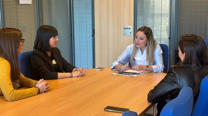 La edil de Igualdad en el Ayuntamiento de València, Rocío Gil, durante la reunión con representantes de la Asociación de Jóvenes Empresarios de València (AJEV), para impulsar programas de liderazgo femenino.