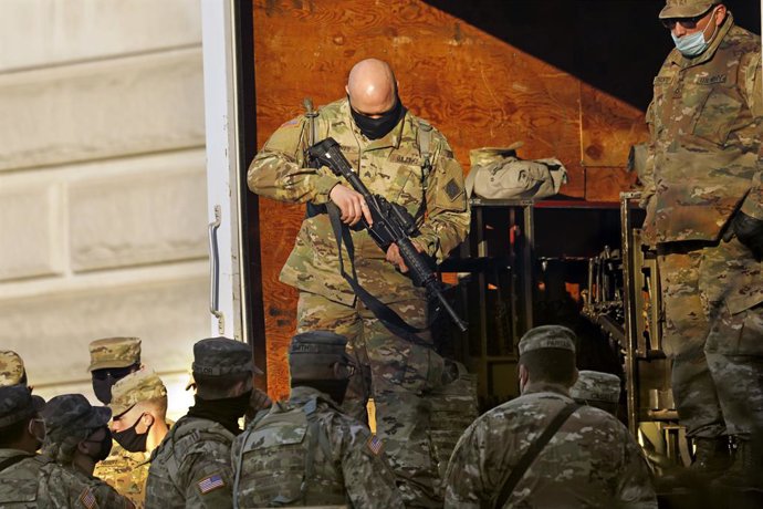 Archivo - Un militar de las tropas de guardia recibe un arma el día de antes de la 59 ceremonia inaugural del presidente electo Joe Biden y la Vicepresidente electa Kamala Harri, en Washington D.C., Estados Unidos, a 19 de enero de 2021.
