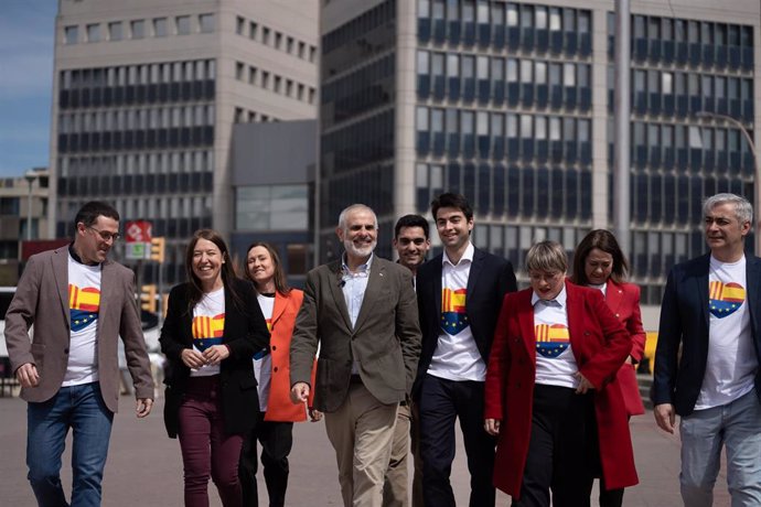 El líder de Cs en Catalunya y candidato al 12M, Carlos Carrizosa, junto a los candidatos del partido a las elecciones catalanas