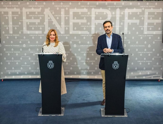 La presidenta del Cabildo de Tenerife, Rosa Dávila, y el vicepresidente y consejero de Turismo, Lope Afonso, en una rueda de prensa para explicar los asuntos tratados en el Consejo de Gobierno
