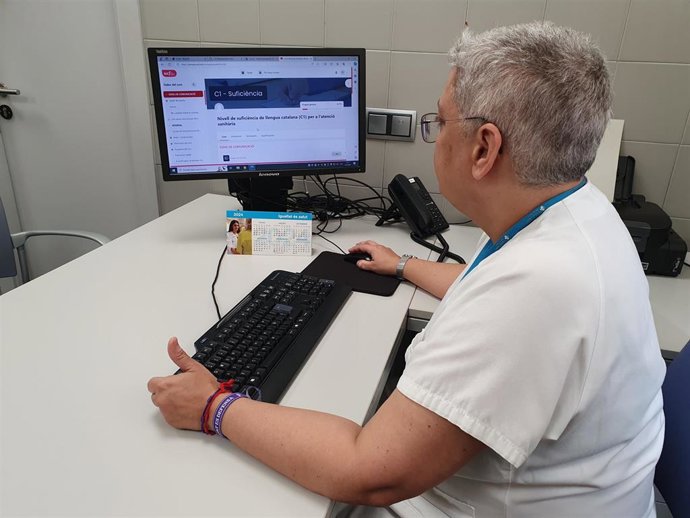 Fotografía de una profesional de la salud haciendo el curso en línea de lengua catalana