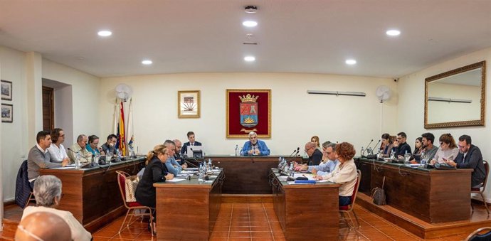 El alcalde de Adeje, José Miguel Rodríguez Fraga, preside una sesión plenaria en el Ayuntamiento en el que se ha solicitado la declaración de zona tensionada del municipio