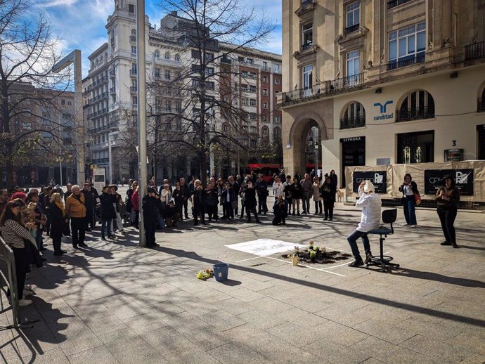 El artista multidisciplinar Sergio Muro presenta Ecozine con un performance en plaza de España