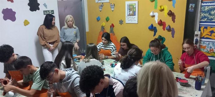 Gálvez (de pie, izda.) en su visita al taller sobre alfarería en La Rambla.