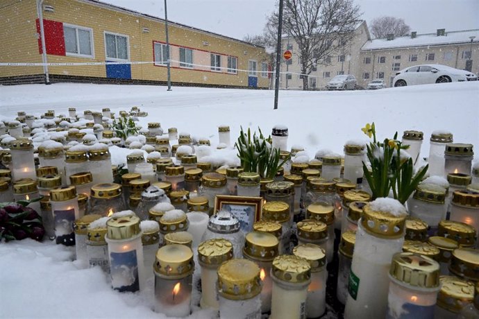 Altar en recuerdo a las víctimas del tiroteo del colegio de Vantaa, en el sur de Finlandia.