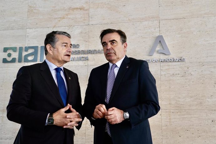El consejero de la Presidencia, Interior, Diálogo Social y Simplificación Administrativa, Antonio Sanz (i), se reúne con el vicepresidente de la Comisión Europea, Margaritis Schinas (d). A 3 de abril de 2024, en Málaga (Andalucía, España). El consejero 