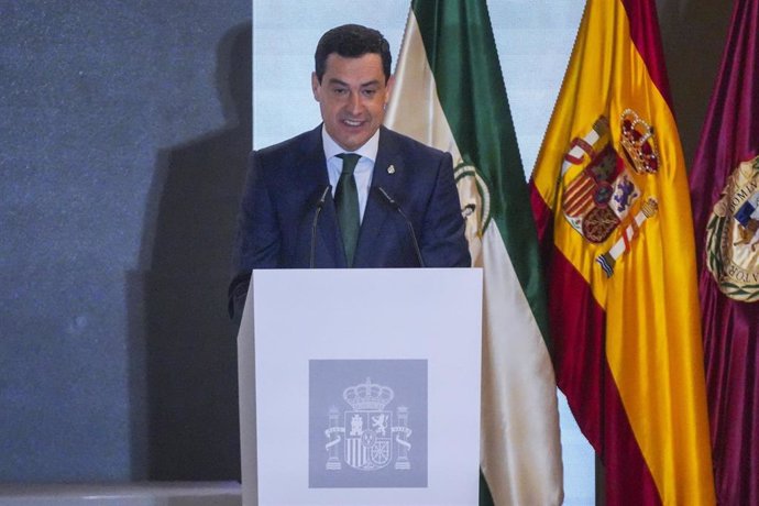 El presidente de la Junta de Andalucía, Juanma Moreno, interviene durante la entrega de las Medallas de Oro al Mérito en las Bellas Artes 2022  en el Palacio de Congresos, a 3 de abril de 2024 en Cádiz (Andalucía, España). 