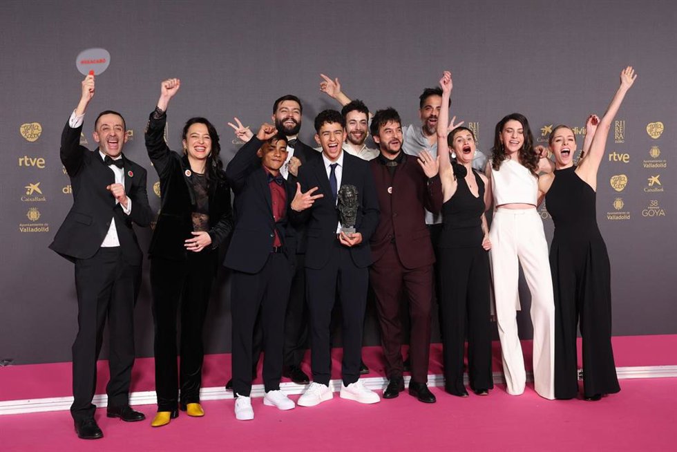 Archivo - El equipo de 'Aunque es de noche' posan con el premio al Mejor Cortometraje de Ficción, durante la gala de la 38 edición de los Premios Goya, en el Auditorio Feria de Valladolid, a 10 de febrero de 2024, en Valladolid, Castilla y León (España)