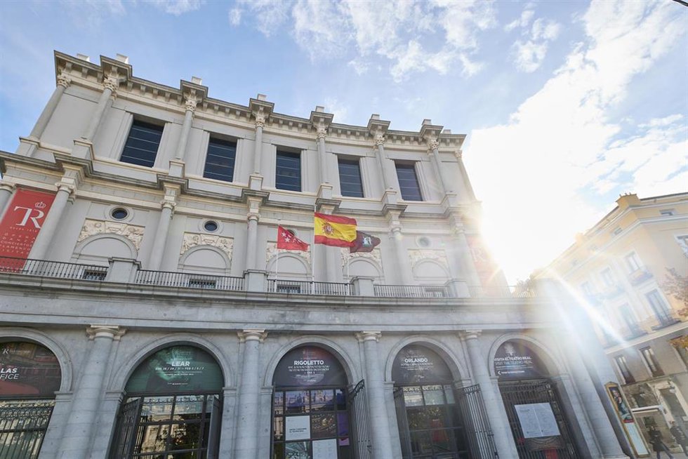 Archivo - Vista de la fachada del Teatro Real