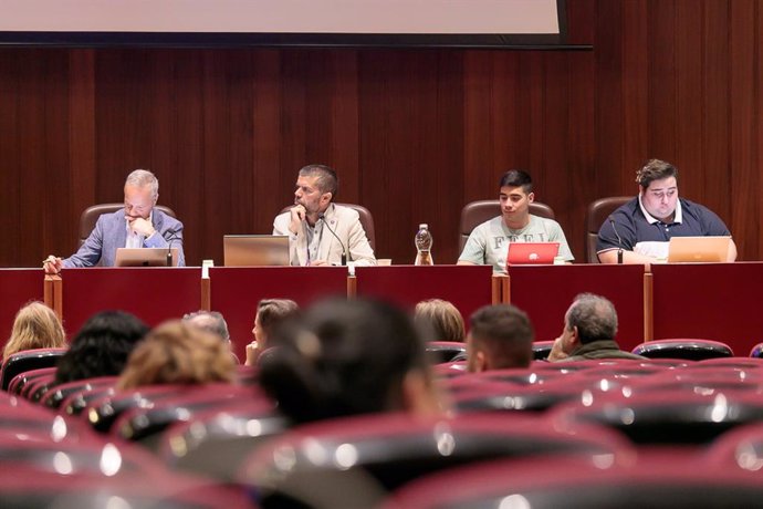 El Claustro de la Universidad de La Laguna ha celebrado hoy miércoles una sesión plenaria para nombrar a la escritora canaria Elsa López Rodríguez como Doctora Honoris Causa del centro académico, concesión que recibirá el próximo día 24 de este mes