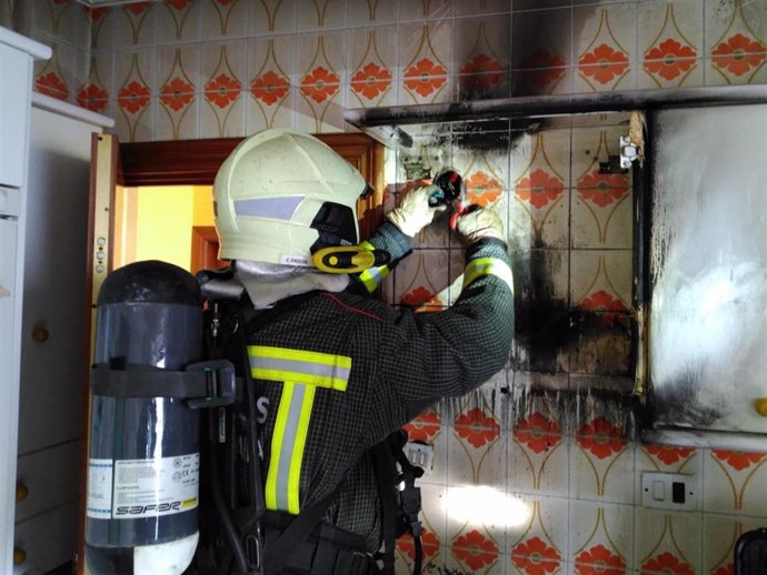 Los bomberos tras el incendio de una cocina en Laredo.