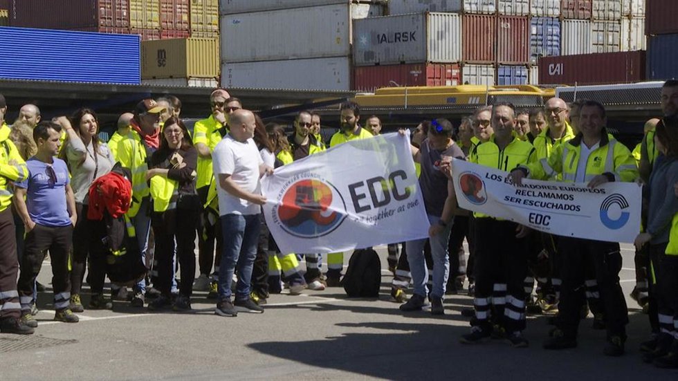 Concentración de la estiba en el Puerto de Valncia contra las políticas de descontaminaión del transporte marítimo de la UE