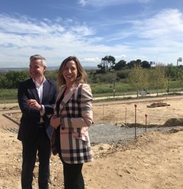 La alcaldesa de Zaragoza, Natalia Chueca, y el consejero municipal de Urbanismo. Víctor Serrano