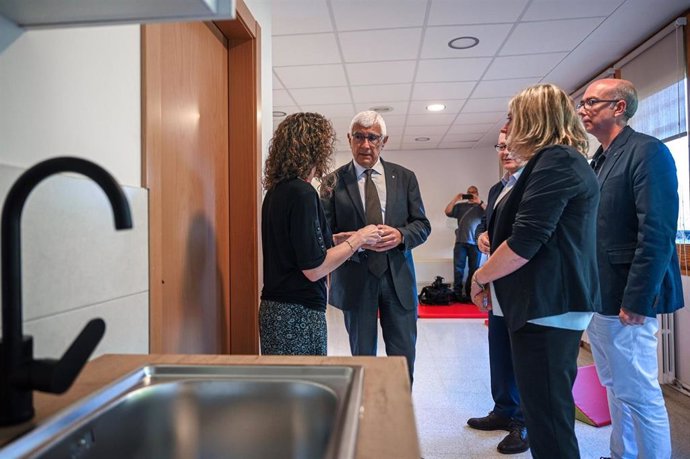 El conseller de Salud de la Generalitat, Manel Balcells, visitando el nuevo Hospital de Día de Salud Mental Infantil y Juvenil en Tremp