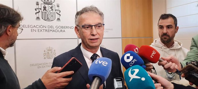El delegado del Gobierno en Extremadura atiende a los medios