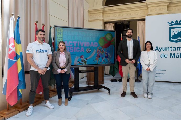 Los concejales delegados de Deporte y de Educación, Borja Vivas y María Paz Flores, respectivamente, acompañados por la subcampeona del mundo de kárate, María Torres, y el campeón mundial en remo de mar, Adrián Miramón