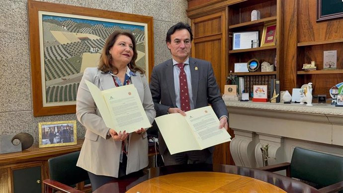 Carmen Crespo y Agustín González muestran el protocolo suscrito