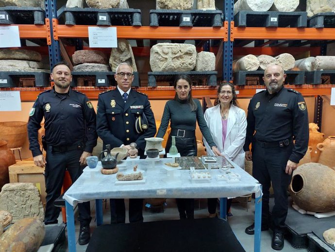 En el centro, la delegada de la Junta en Almería, Aránzazu Martín, junto a varias de las piezas recuperadas.