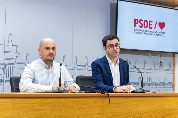 Los concejales socialistas José Luis Mateos (d) y José María Collados (i) en el Ayuntamiento de Salamanca