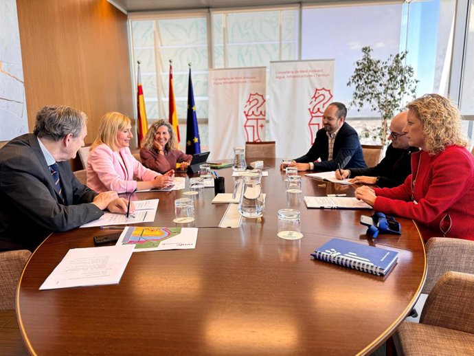 La consellera de Medi ambient, Aigua, Infraestructures i Territori, Salomé Pradas, ha mantingut una trobada amb els alcaldes de Xirivella, Aldaia i Alaqus