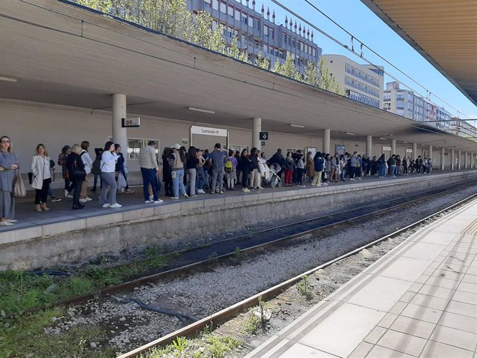 Pasajeros que han tenido que bajarse del tren por la incidencia