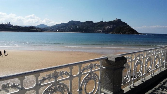 Archivo - Sol en la playa de La Concha, en San Sebastián