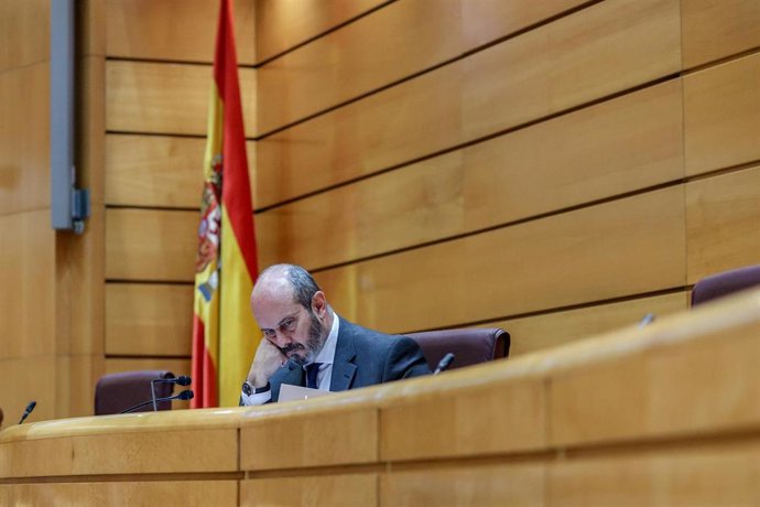 El presidente del Senado, Pedro Rollán, durante una sesión de control al Gobierno, en el Senado, a 2 de abril de 2024, en Madrid (España). La prórroga de los presupuestos de 2023 para todo el año 2024 ha centrado el debate en la sesión de control al Gob
