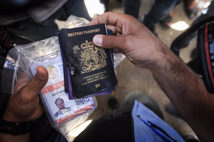 Pasaportes de los cooperantes de World Central Kitchen fallecidos en un bombardeo israelí en Gaza