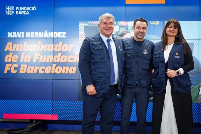 El presidente del FC Barcelona, Joan Laporta, el entrenador del FC Barcelona, Xavi Hernández, y la directora de la Fundació FCB, Marta Segú, en el acto de bienvenida a Xavi como embajador de la fundación blaugrana