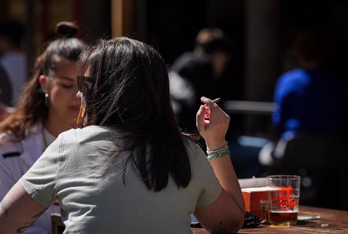Una persona fumando en una terraza. A 12 de marzo de 2024, en Sevilla (Andalucía, España). (Foto de archivo).