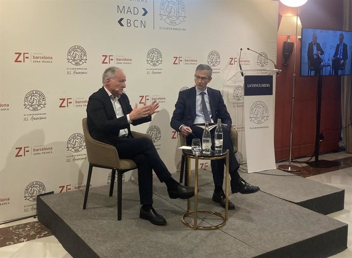 El periodista Manel Pérez y el gobernador del Banco de España, Pablo Hernández de Cos.