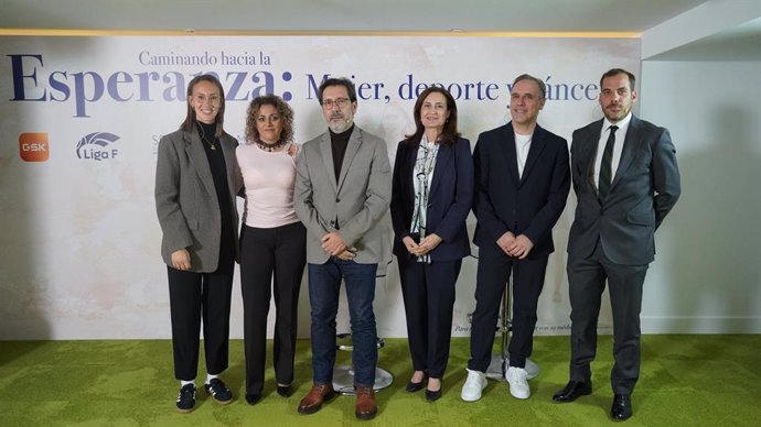 Virginia Torrecilla, Beatriz Álvarez, presidenta de la Liga F, junto a César Rodrígugez, presidente de SEOM, Cristina Henríquez, presidenta y consejera delegada de GSK España, Marcelo Ruz, secretario de AMOH, y Javier Núñez, médico del Atlético.