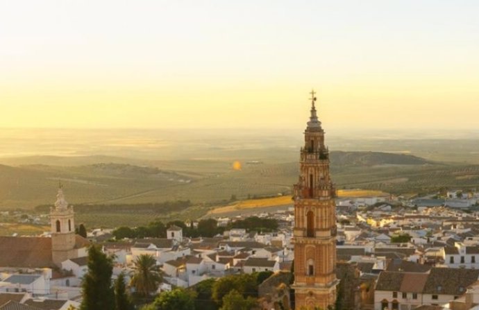 Archivo - Vista aérea de Estepa, con una de sus imponentes torres en primer término.