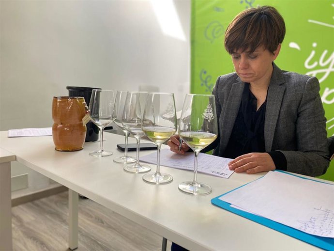 Una mujer en una cata de vinos verdejo.