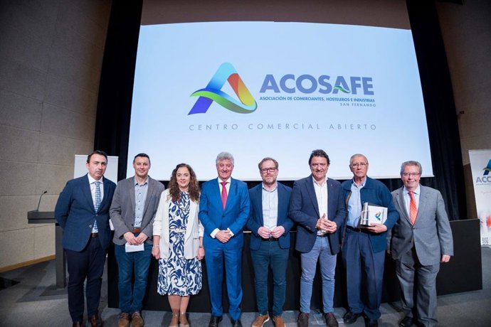 El delegado territorial de Empleo, Empresa y Trabajo Autónomo de la Junta en la provincia de Cádiz, Daniel Sánchez, en la presentación de la nueva imagen corporativa de la Asociación de Comerciantes, Hosteleros e Industrias de San Fernando.