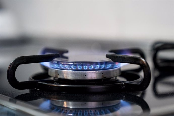 Archivo - Una persona enciende un fuego de cocina de gas, a 28 de octubre de 2021, en Madrid (España).