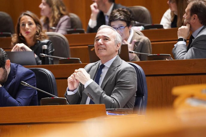Archivo - El presidente del Gobierno de Aragón, Jorge Azcón, en la sesión plenaria de las Cortes autonómicas.
