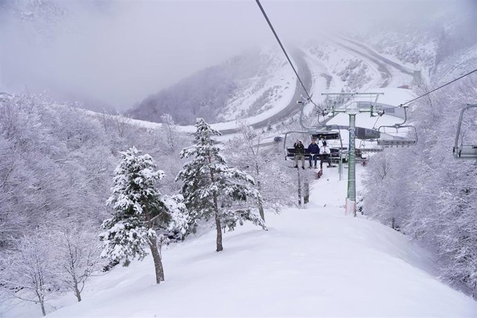 Archivo - Vista de la estación de esquí de Valdezcaray, a 11 de enero de 2024, en Valdezcaray, La Rioja (España)