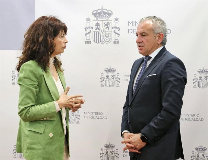 La ministra de Igualdad, Ana Redondo,  y el delegado del Gobierno en Castilla y León, Nicanor Sen, en una reunión este miércoles en el Ministerio.